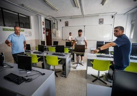 El director del centro de FP de la Fundación don Bosco, José Manuel Olivencia (izquierda) y el jefe de estudios de FP Víctor Márquez ordenando el material de CaixaBank en su aula de Informática.