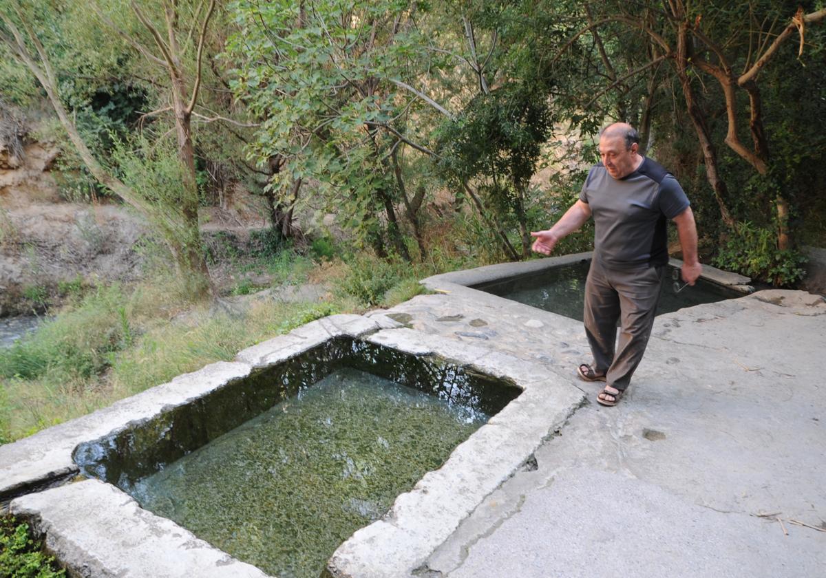 Un vecino de Dúrcal, José Molina, en los baños de Urquízar