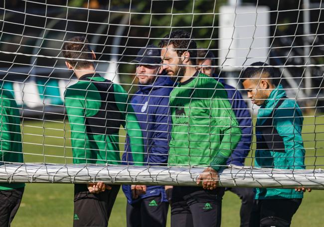 Germán Sánchez, exjugador del Granada, porta una portería en un entrenamiento del Racing de Santader, del que acaba de salir.