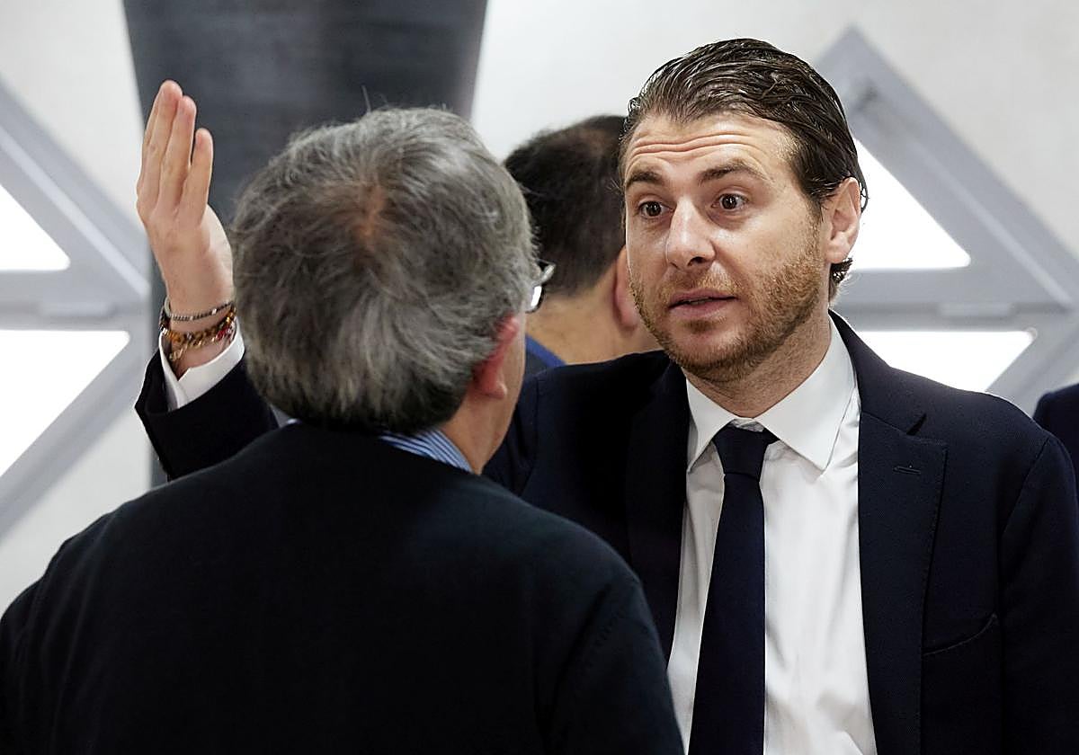 Matteo Tognozzi charla con un periodista.