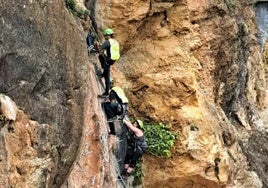 Foto de archivo de un rescate en la vía ferrata de Quéntar.