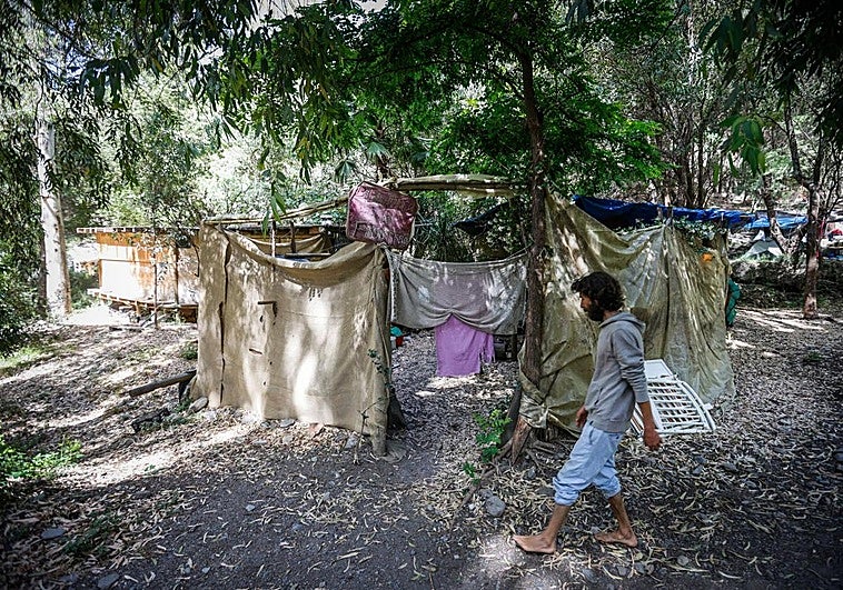Raúl camina por la comuna de Beneficio.