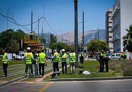 Accidente de un camión con la catenaria del metro en la glorieta de Sebastián de la Gomera.