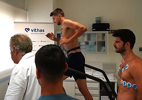 Édgar en la cita y Gonzalo Melero a la espera