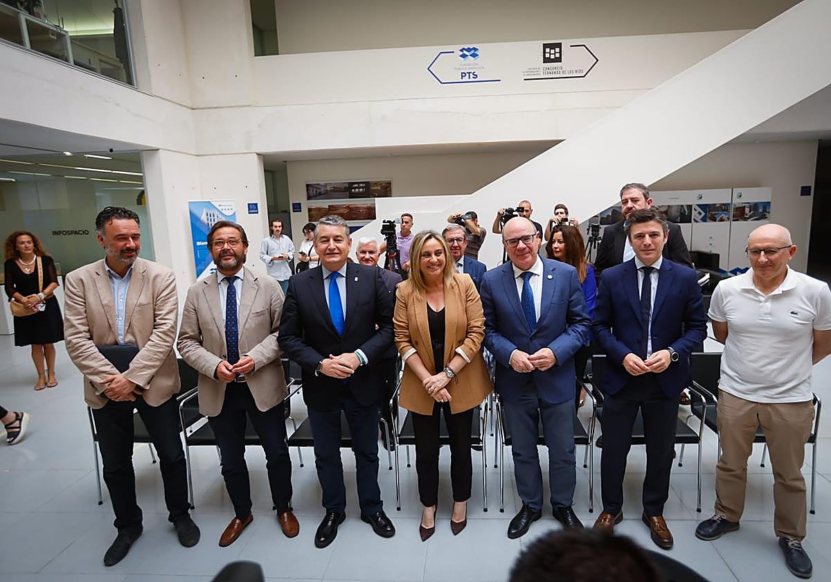 El consejero de la Presidencia, Antonio Sanz, junto a la alcaldesa Marifrán Carazo, el delegado de la Junta Antonio Granados, el rector de la UGR Pedro Mercado y el portavoz municipal, Jorge Saavedra.