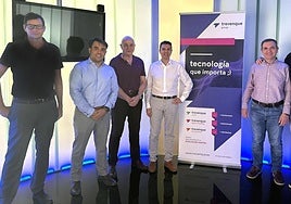 Los directores generales de Almerimatik y Trevenque Group, tras sellar el acuerdo