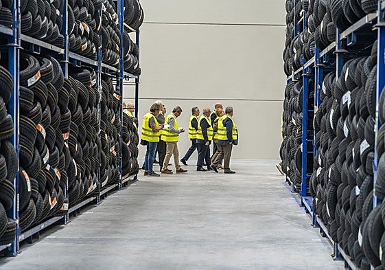 Responsables de Tiresur visitando las nuevas instalaciones de Burgos