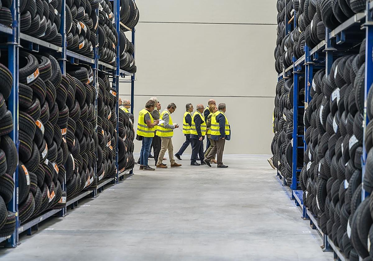 Responsables de Tiresur visitando las nuevas instalaciones de Burgos