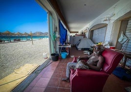 Sergei Vladimir contempla las vistas de la playa de San Cristóbal desde su butacón.