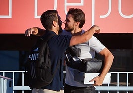 Manolo Lucena saluda a Ignasi Miquel a su llegada a la Ciudad Deportiva.