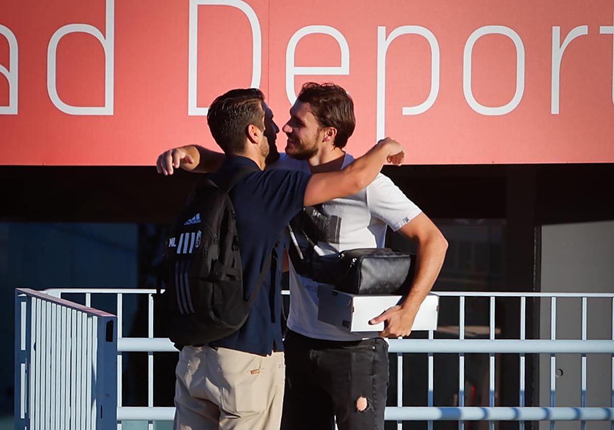 Manolo Lucena saluda a Ignasi Miquel a su llegada a la Ciudad Deportiva.