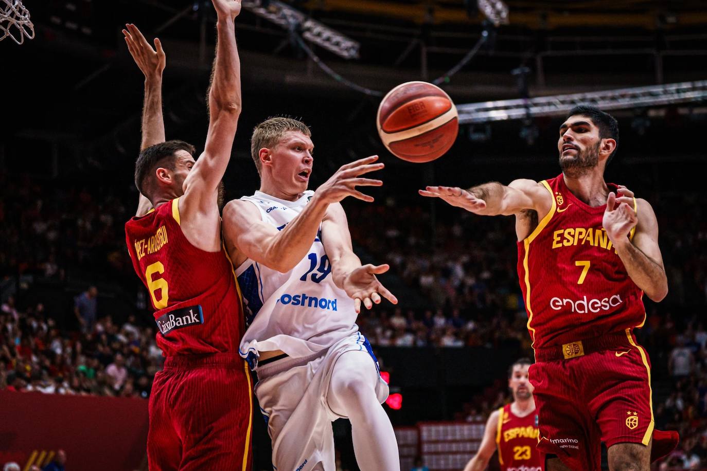 Valtonen (d) da un pase frente a España ante Xabi López-Arostegui.