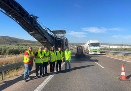 El subdelegado del Gobierno en la provincia, en las obras de la autovía en Marmolejo.