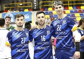 Álex Fuentes, a la izquierda, con sus compañeros en la portería del Antequera.