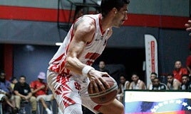 Fede Uclés driblando con la camiseta de Centauros.