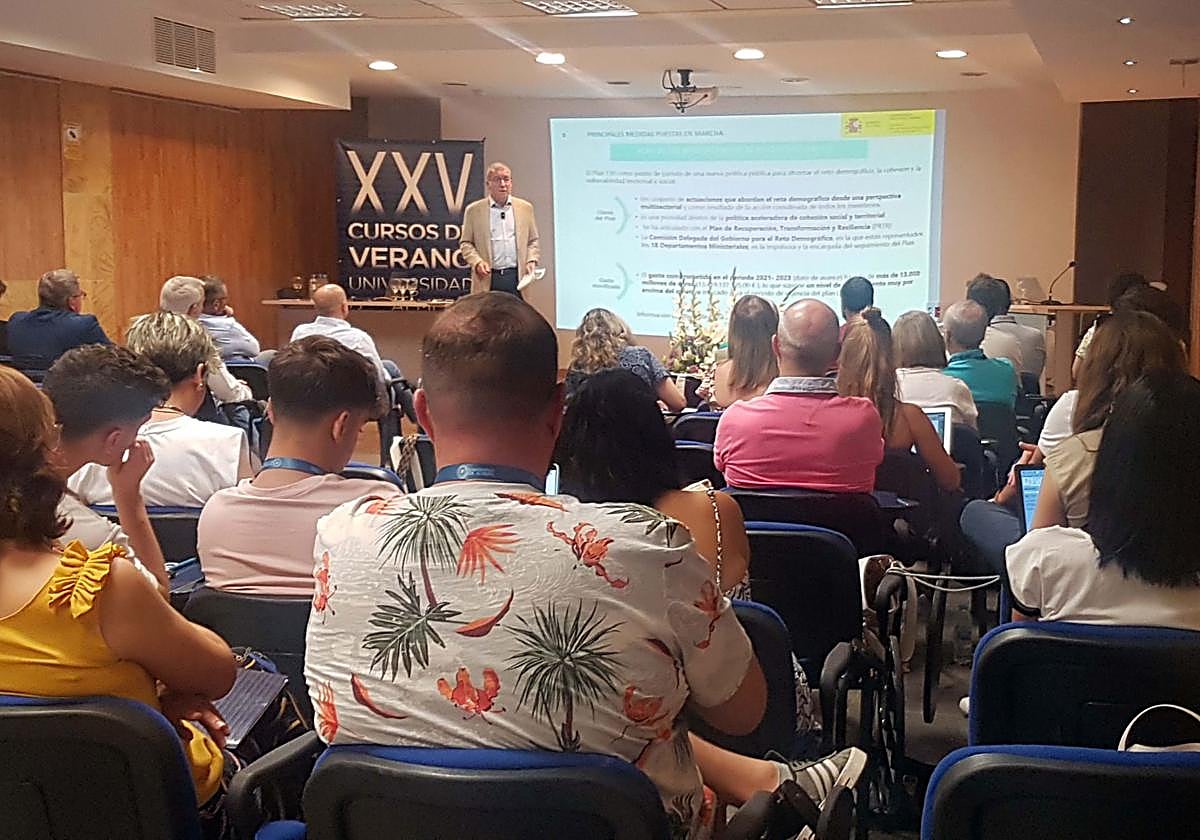 El secretario general para el Reto Demográfico, Francesc Boya, durante su ponencia.