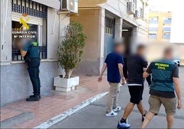 Guardia Civil arresta a cinco hombres en la operación 'Chimonte'.