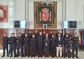 Foto de familia con los nuevos agentes en prácticas.
