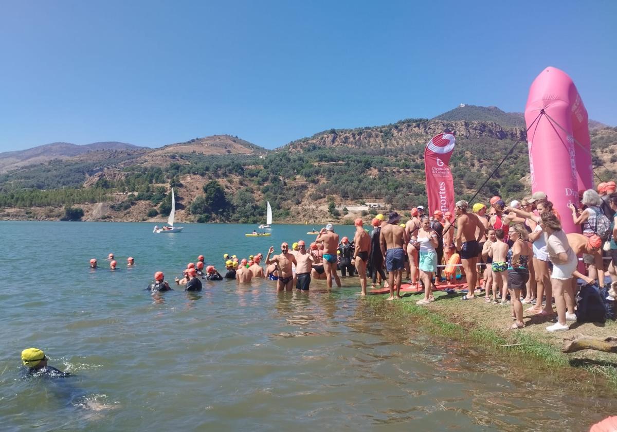 Participantes en el Lecrín Swim del pantano de Béznar.