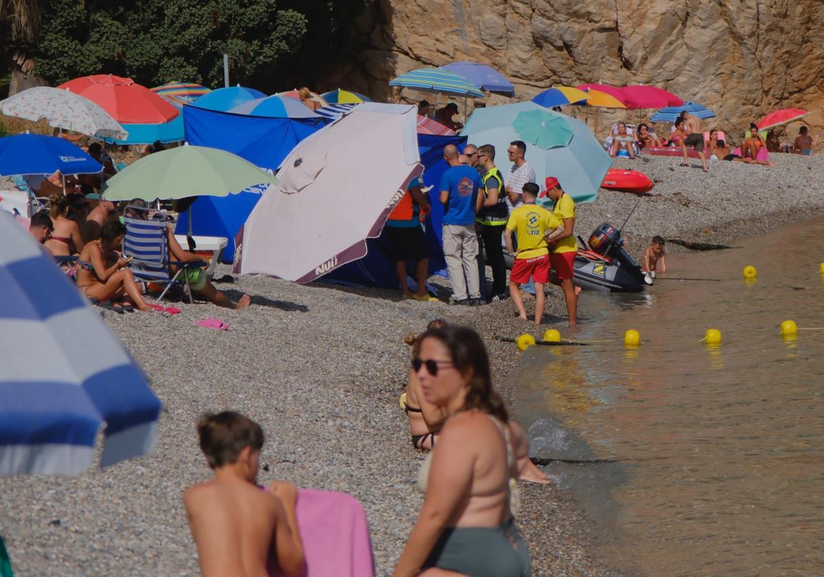 Bañistas junto al dispositivo montado para ocultar el cadáver.