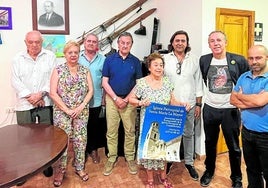 Los vecinos, reunidos para constituir la asociación que gestionará los fondos. n. arco.