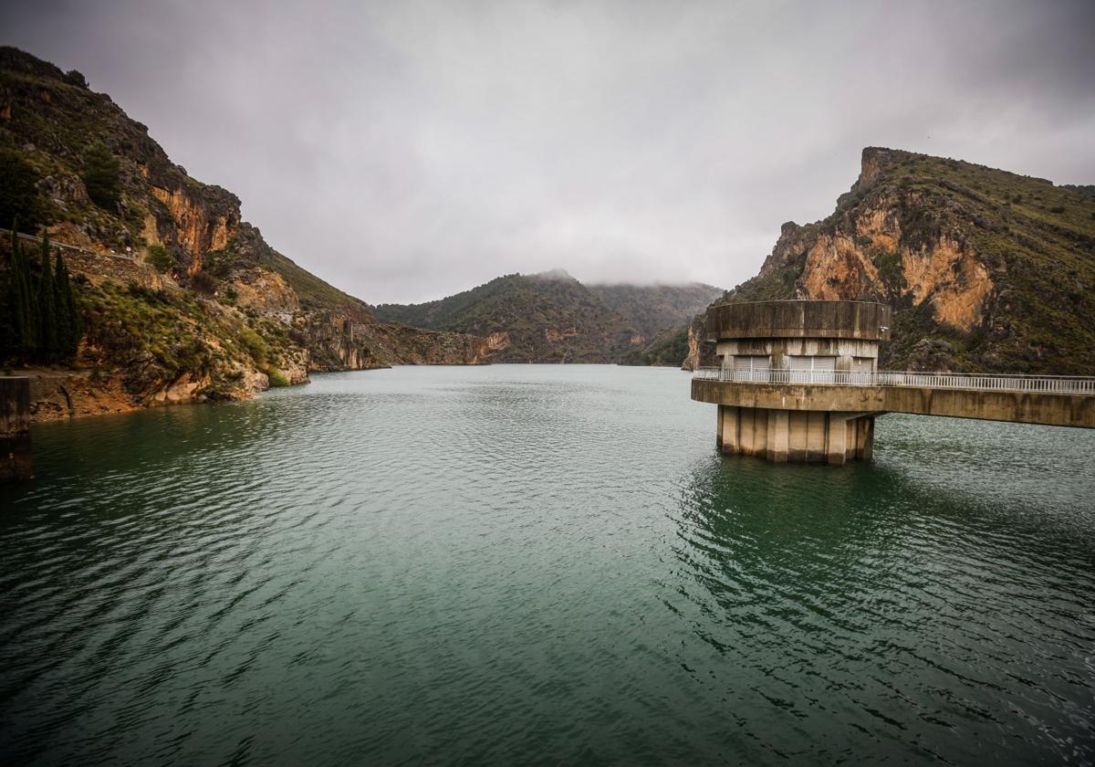 El embalse de Quéntar, uno de los que abastece a la capital granadina, en una imagen de archivo.