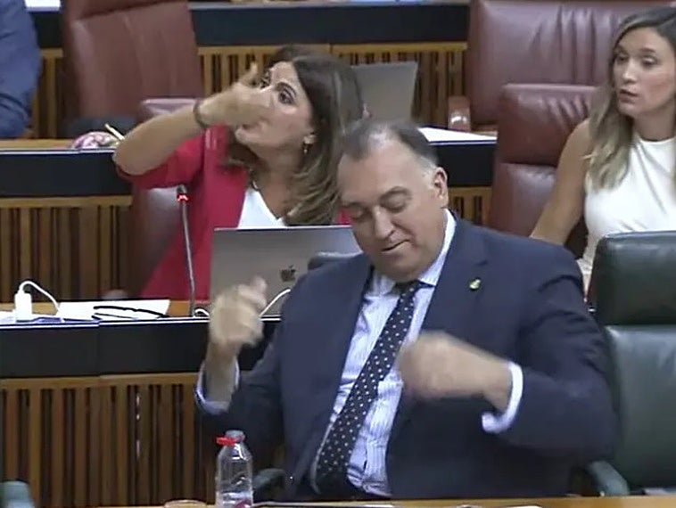 Un momento de la discusión entre Arturo Bernal y Ángeles Férriz.