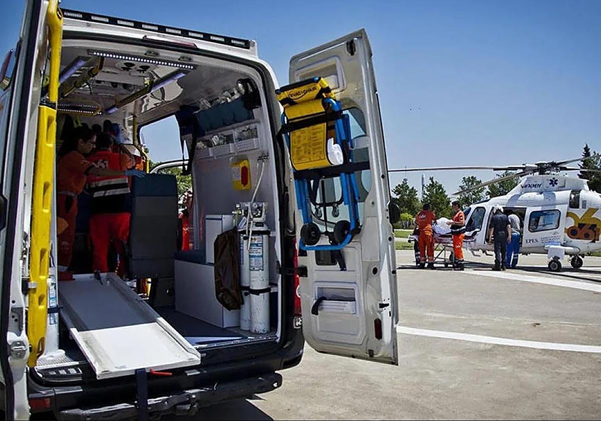 Imagen de archivo de ambulancia y un helicóptero sanitario