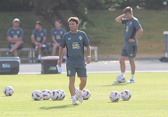 Rubi se dispone a dirigir un entrenamiento en el que habló mucho el balón.