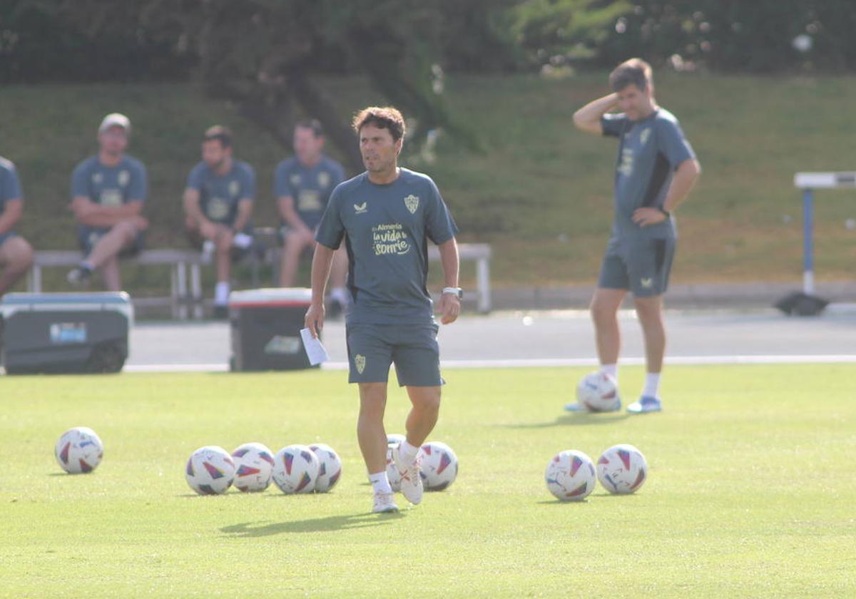 Rubi se dispone a dirigir un entrenamiento en el que habló mucho el balón.