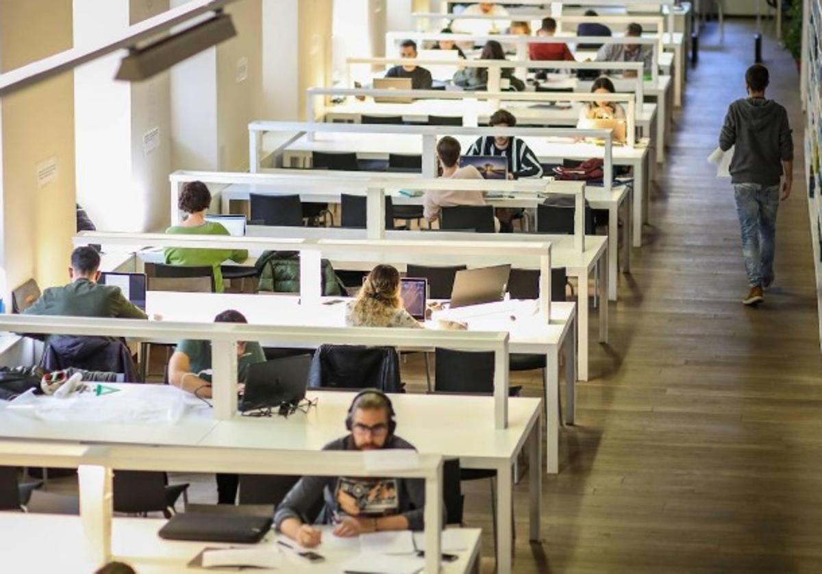 Imagen de estudiantes en una biblioteca de la UGR.