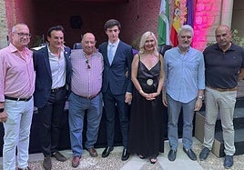 Momento del reconocimiento al joven novillero Alfonso Morales