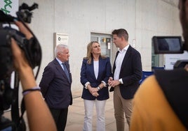 El concejal Vito Epíscopo, la alcaldesa Carazo y el presidente de AJE Granada, Carlos Álvarez, en la presentación del Hubic esta mañana.