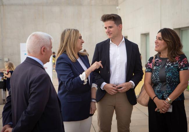 Conversando antes de la rueda de prensa.