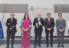El Ministerio de Agricultura distingue al director general de Anecoop con la encomienda de número al mérito agrario