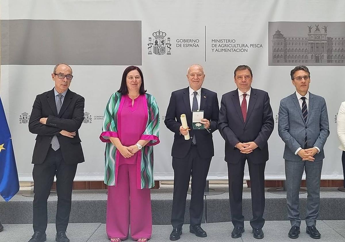 El Ministerio de Agricultura distingue al director general de Anecoop con la encomienda de número al mérito agrario
