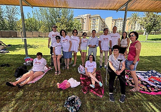 Varios miembros de la Asociación Jiennense de Esclerosis Múltiple en la piscina municipal