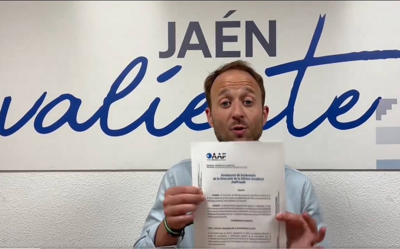 El presidente del PP jienense, con la resolución de la Oficina Andaluza Antifraude.