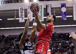 Penetración a canasta de Kwan Cheatham, que no seguirá siendo el '4' del Covirán.