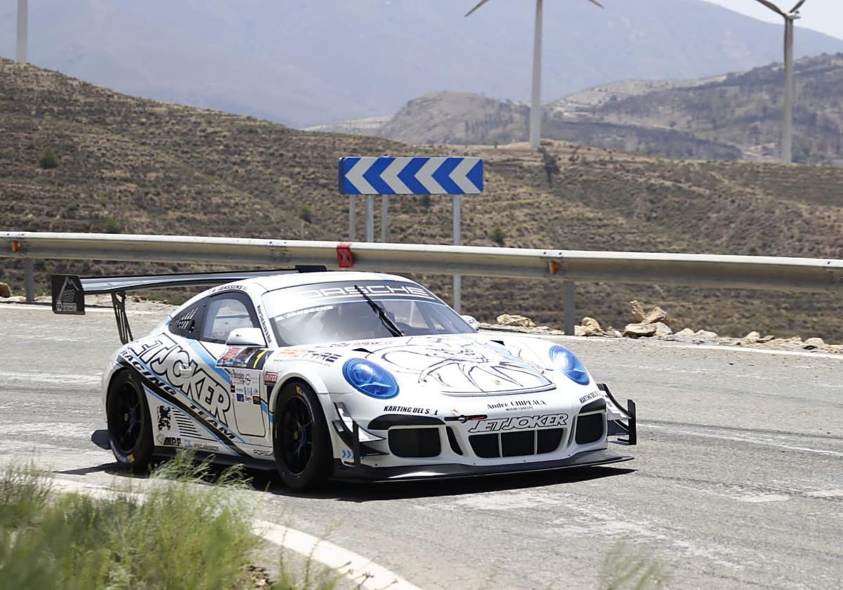 Un turismo en la última Subida al Cerro de los Cañones.