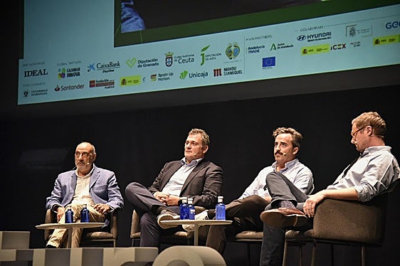 Mesa redonda titulada «Del sueño a la realidad: El viaje de una Startup a una Gran Empresa y más allá'.