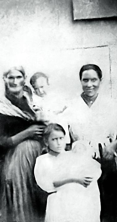 Familia. Gerónima López de la Cruz (a la izquierda), 'hija del vicio' y bisabuela de la autora.