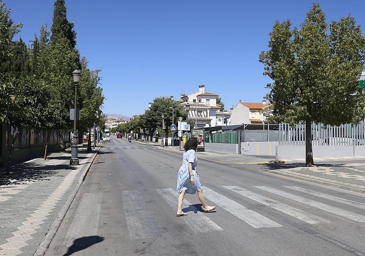 Una mujer cruza por la avenida de la Diputación de Atarfe, donde ocurrió el suceso.