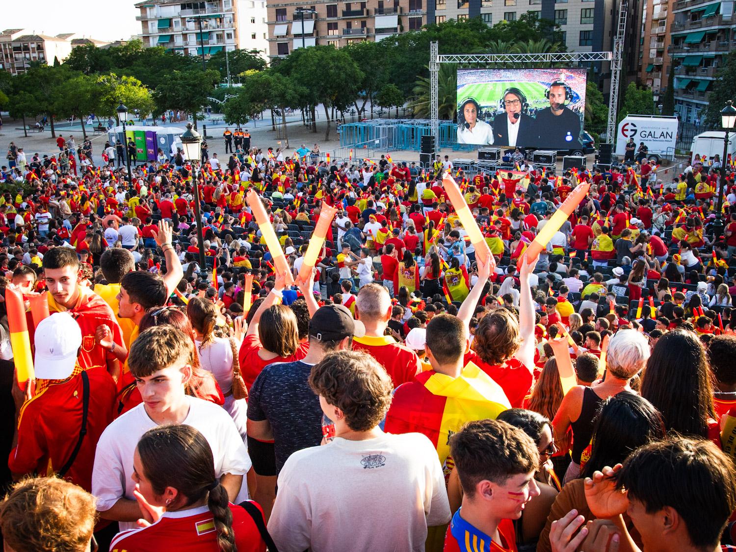 Las imágenes de la afición granadina entregada a la Selección