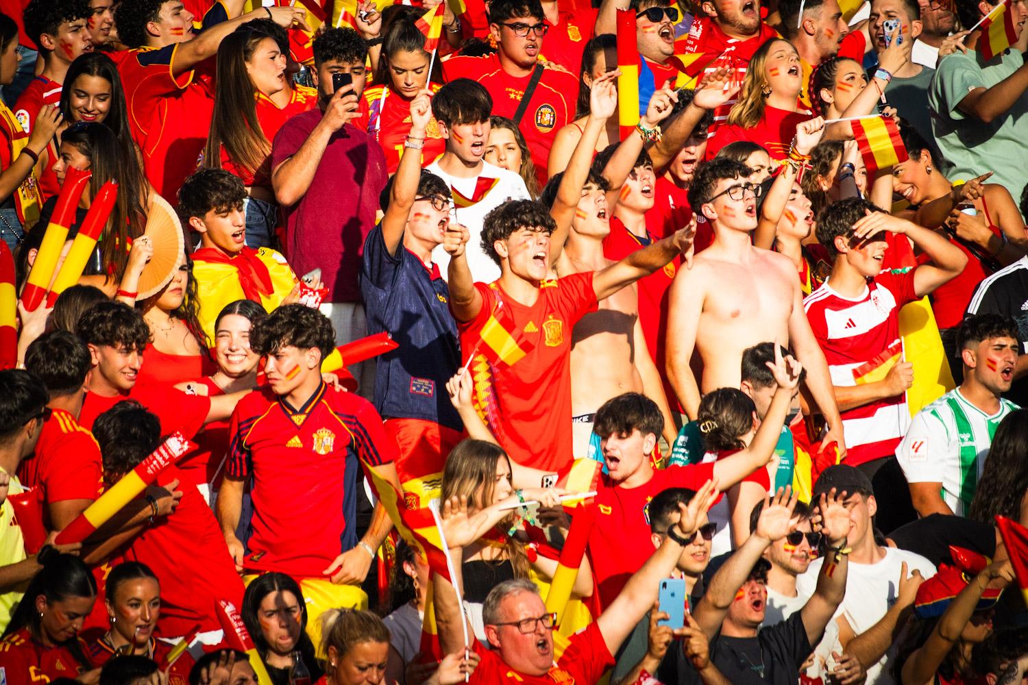 Las imágenes de la afición granadina entregada a la Selección