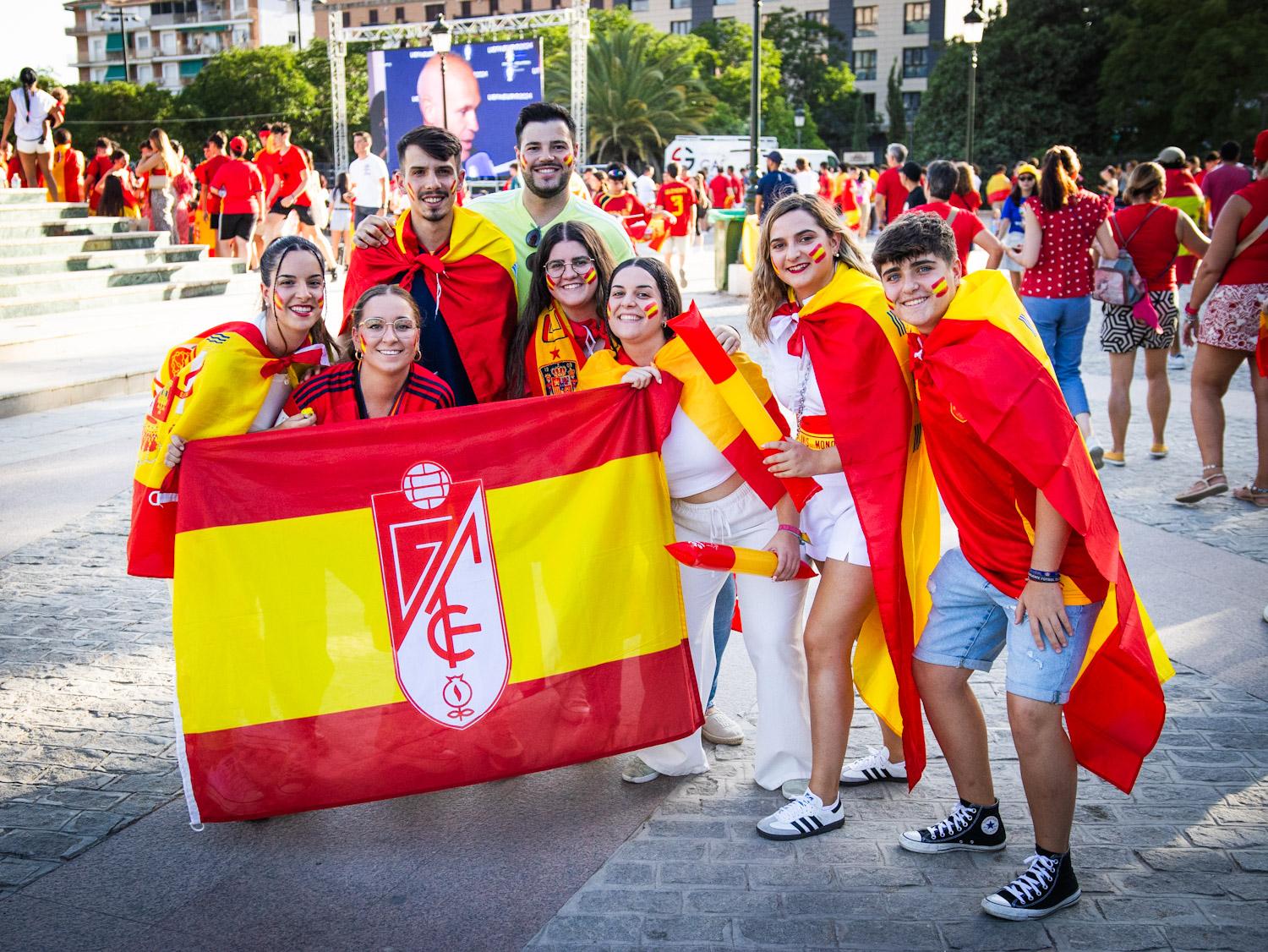 Las imágenes de la afición granadina entregada a la Selección