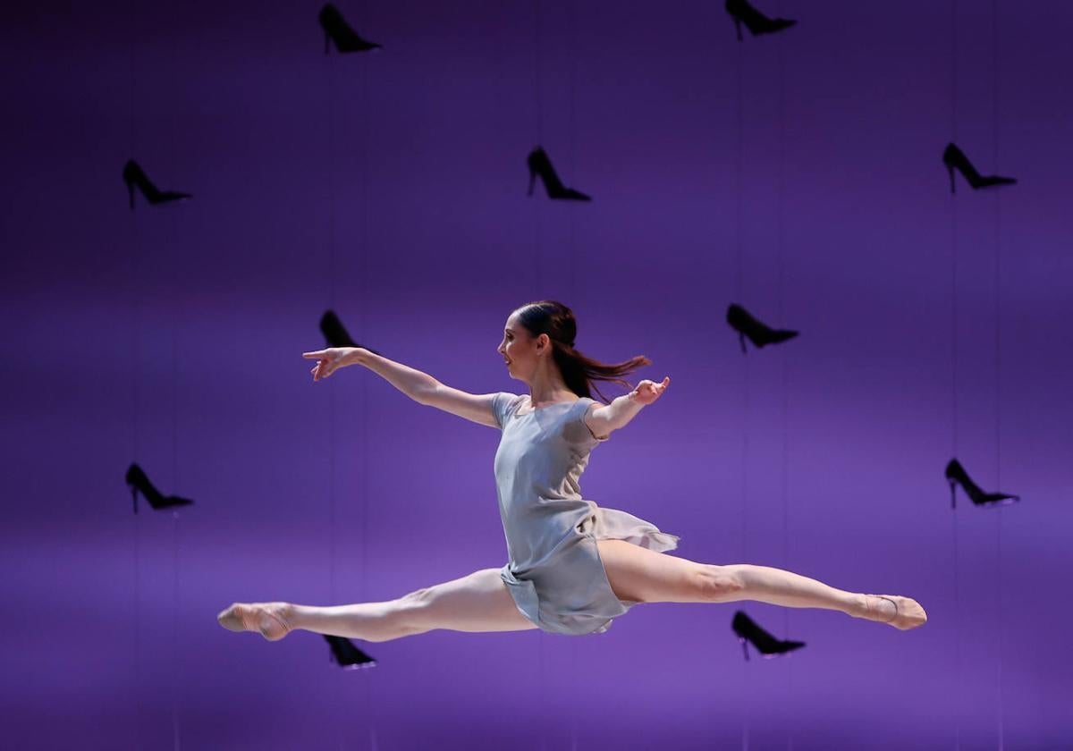 La Cenicienta del Ballet de Niza, en el Generalife, sobre el escenario de zapatos.