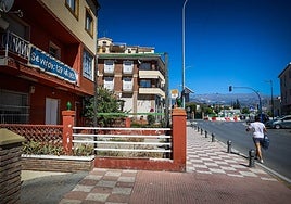 Carteles de 'se vende' en la calle San Ramón de Churriana de la Vega, por donde pasará el metro.