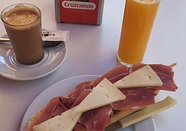 La imagen de un desayuno que se ha hecho viral en Andalucía.