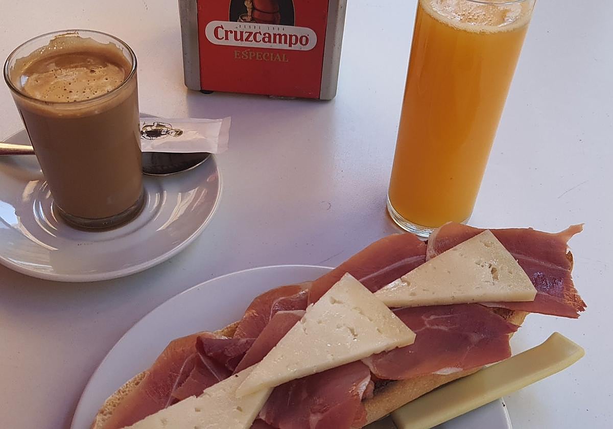 La imagen de un desayuno que se ha hecho viral en Andalucía.